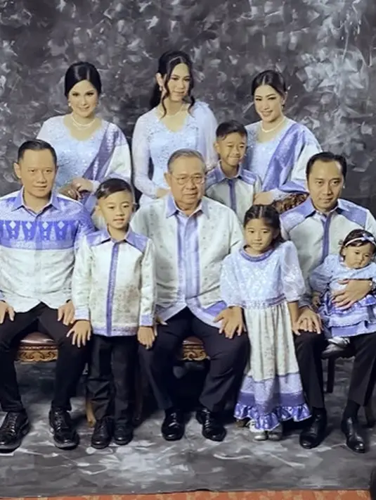 Keluarga Besar Mantan Presiden Susilo Bambang Yudhoyono jadikan biru sebagai seragam Lebaran [@agusyudhoyono]