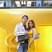 Lihat di sini gaya El Rumi dan Syifa Hadju di The Coach Tabby Shop Jakarta. [Dok/FIMELA/Adrian Utama P].