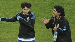 Diego Armando Maradona pernah bekerja sama dengan Messi saat di timnas Argentina. Maradona selalu berusaha membantu Messi keluarkan potensi terbaiknya. Foto kenangan kebersamaan Messi dan Maradona pun curi perhatian. (AFP/javier soriano)