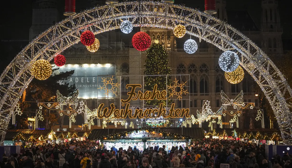 FOTO: Suasana Pasar Natal di Austria Sebelum Kembali Lockdown
Orang-orang mengambil gambar pohon-pohon yang diterangi cahaya di pasar Natal di Wina, Austria, Minggu (21/11/2021). Pemerintah Austria mengumumkan penguncian nasional yang akan dimulai Senin (22/11). (AP Photo/Vadim Ghirda)