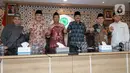 Menteri Koordinator Politik, Hukum dan Keamanan (Menkopolhukam) Hadi Tjahjanto (keempat kiri) bersama Wakil Ketua Umum Majelis Ulama Indonesia (MUI) Marsudi Syuhud (ketiga kiri) dan Sekjen MUI Amirsyah Tambunan (kedua kanan) bersalaman usai menggelar pertemuan di kantor MUI, Jakarta, Selasa (5/3/2024). (Liputan6.com/Herman Zakharia)