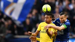 Gelandang Paris Saint-Germain (PSG), Christopher Nkunku, duel udara dengan gelandang Troyes, Karim Azamoum, pada laga Liga 1 Prancis di Stadion Aube, Sabtu (2/2/2018). Troyes takluk 0-2 dari PSG. (AFP/Franck Fife)