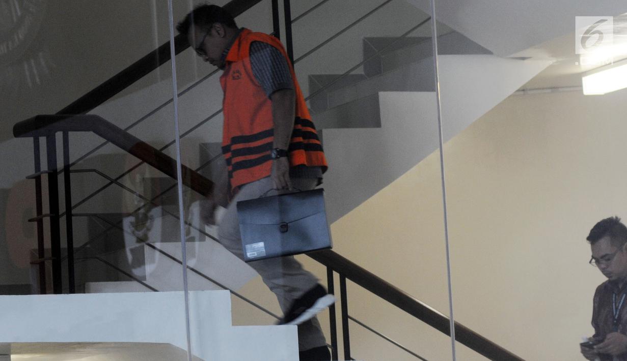 Mantan Direktur PT Murakabi Sejahtera, Irvanto Hendra Pambudi menaiki tangga menuju ruang penyidik KPK, Jakarta, Jumat (6/4).  Keponakan Setya Novanto itu menjalani pemeriksaan lanjutan sebagai tersangka korupsi E-KTP. (Merdeka.com/Dwi Narwoko)