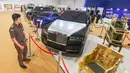 Petugas mengamati mobil mewah yang siap dilelang terbuka pada acara Badan Pemulihan Aset (BPA) Kejaksaan Agung Fair 2026 di Jakarta, Kamis (21/5/2026). (merdeka.com/Arie Basuki)