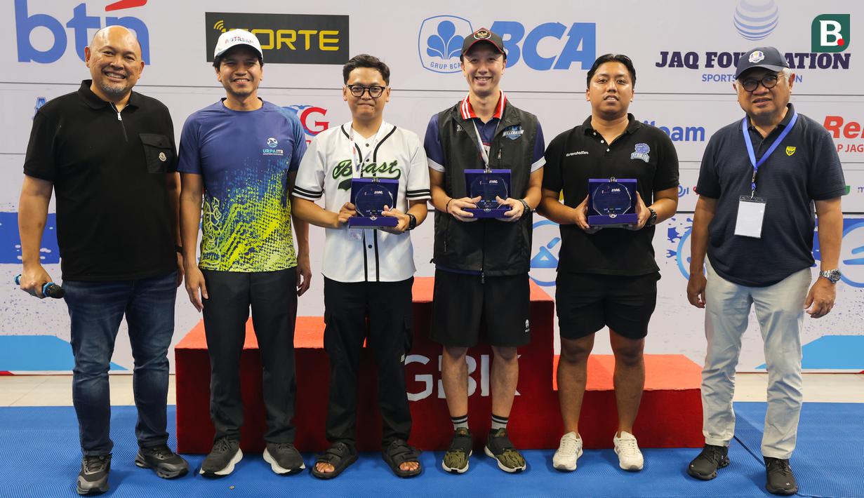 Ketua Harian PB Akuatik Indonesia, Harlin E. Rahardjo, (kedua dari kiri) memberikan plakat juara kepada Tim Millennium Aquatic Jakarta, Beast Aquatic Club Bandung dan Jaquatic Swimming Club Jakarta pada gelaran Indonesia Open Aquatic Championships (IOAC) 2025.  (Bola.com/Abdul Aziz)