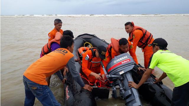 Gelombang Tinggi Pantai Selatan Garut Hantui Pengunjung