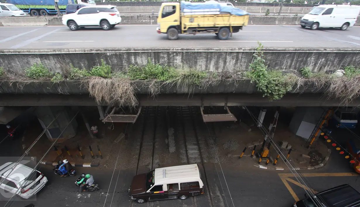 Kendaraan melewati jalur kereta di perlintasan sebidang di kawasan Tanjung Barat, Jakarta, Rabu (8/3). Perlintasan yang akan ditutup yaitu perlintasan Jalan Pejompongan I, perlintasan Jalan Pasar Minggu. (Liputan6.com/Immanuel Antonius)
