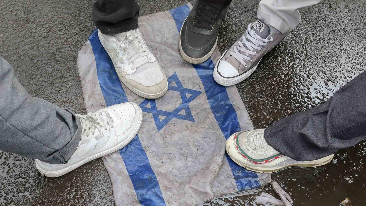 FOTO: Massa Membakar Replika Bendera Israel Saat Aksi Bela Palestina di Depan Kedubes AS Jakarta