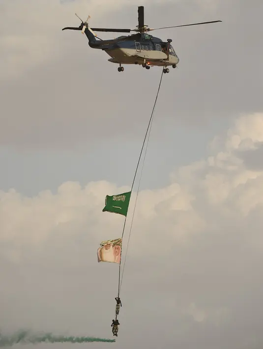 Pasukan militer Saudi menunjukkan kemampuan turun dari atas helikopter dengan bendera Arab Saudi saat mengikuti latihan militer dari Riyadh bagian barat, Arab Saudi (6/4/2016). (REUTERS/Saudi Press Agency)