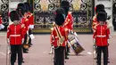 Prosesi pergantian penjaga di Istana Buckingham, London, Senin (23/8/2021). Pergantian pasukan jaga yang dilengkapi dengan alat musik lengkap ala marching band tersebut berlangsung untuk pertama kalinya sejak dimulainya pandemi corona Covid-19. (AP Photo/Alberto Pezzali)