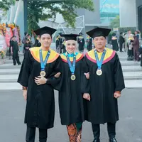 Ashanty saat Wisuda Menyandang Gelar Doktor bersama Anang dan Azriel. [@ashanty_ash]