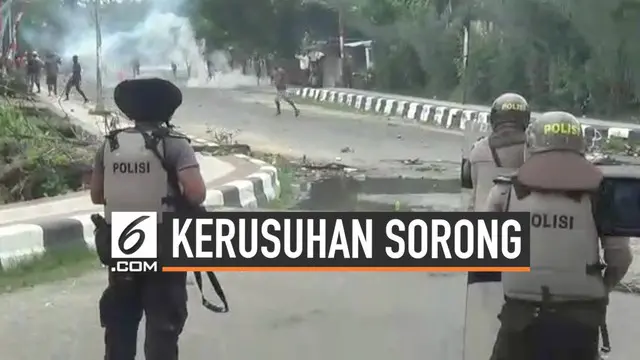 Kerusuhan kembali pecah di kota Sorong Papua. Massa menyerang kantor Wali Kota Sorong. Aparat keamanan yang berjaga melepaskan gas air mata guna menghalau massa.  Massa juga memblokade sejumlah jalan utama