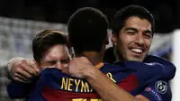 Lionel Messi (kiri) berpelukan dengan Neymar dan Luis Suarez setelah mencetak gol ke gawang AS Roma di Camp Nou pada laga lanjutan Liga Champions, Rabu (25/11/2015). (Reuters/Paul Hanna)