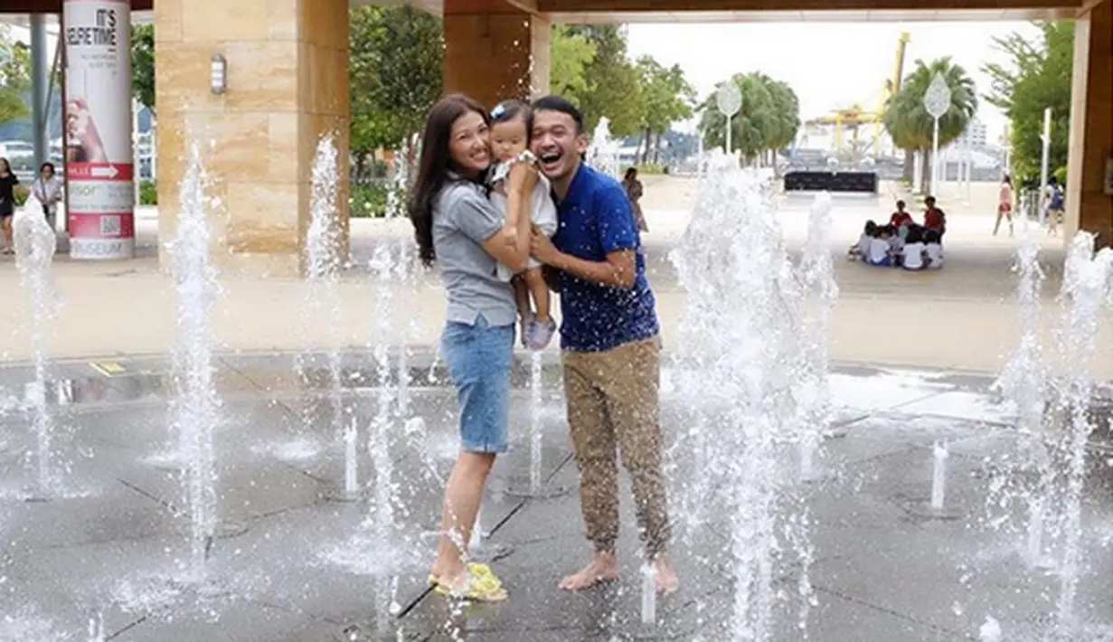 Kejutan diberikan pasangan yang sering terlihat romantis ini. Sarwendah memberikan kejutan pada suaminya, Ruben Onsu saat sedang bekerja di Singapura. (dok. Instagram)