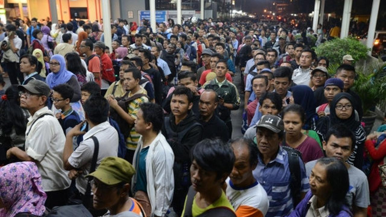Imbas tabrakan kereta, ribuan penumpang menumpuk di Manggarai