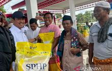 Menteri Trenggono Bagikan Beras SPHP kepada Nelayan Lombok Timur, Bawa Harapan di Bulan Ramadan