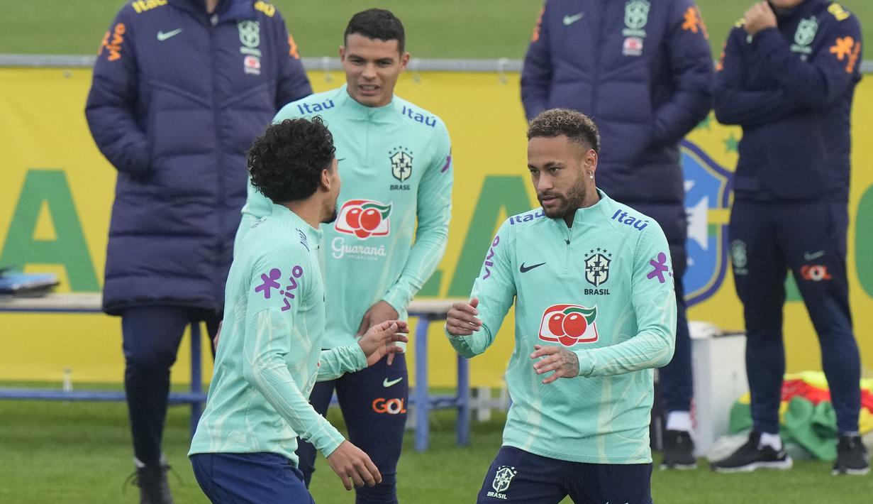 Pemain Timnas Brasil, Neymar dan Marquinhos tampak asyik bercanda saat sesi latihan di Turin, Italia. (AP/Luca Bruno)