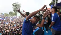 Pemain Persib Bandung, Beckham Putra menari di atas panggung saat merayakan gelar juara BRI Liga 1 2023/2024 di kediaman Umuh Muchtar, Tanjungsari, Sumedang, Minggu (02/06/2024). (Bola.com/M Iqbal Ichsan)
