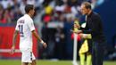 Gelandang PSG, Angel Di Maria, mendapat arahan dari Thomas Tuchel, saat melawan Strasbourg pada laga Liga 1 Prancis di Stadion Parc des Princes, Sabtu (14/9). PSG menang 1-0 atas Strasbourg. (AP/Francois Mori)