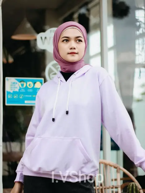 Miliki Sweater Hoodie yang Cocok Dipadupadankan dengan Semua Pakaian -  Fashion Fimela.com
