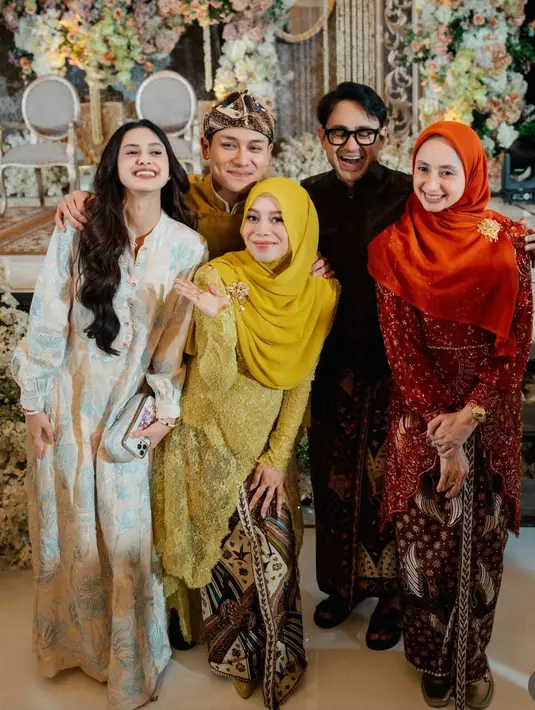 Keluarga Ramzi pun hadir, istri mengenakan kebaya merah. Sementara, Asila mengenakan dress lengan panjang warna pastel.  [@therealasilamaisa]