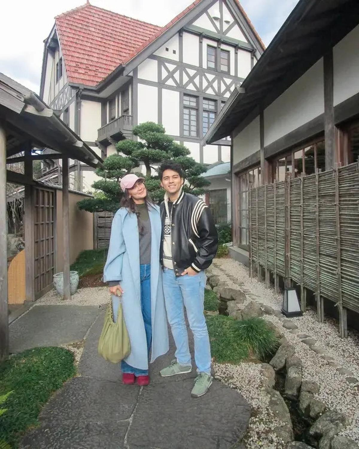 8 Outfit Padu Padan Jeans ala Luna Maya, Simpel tapi Elegan