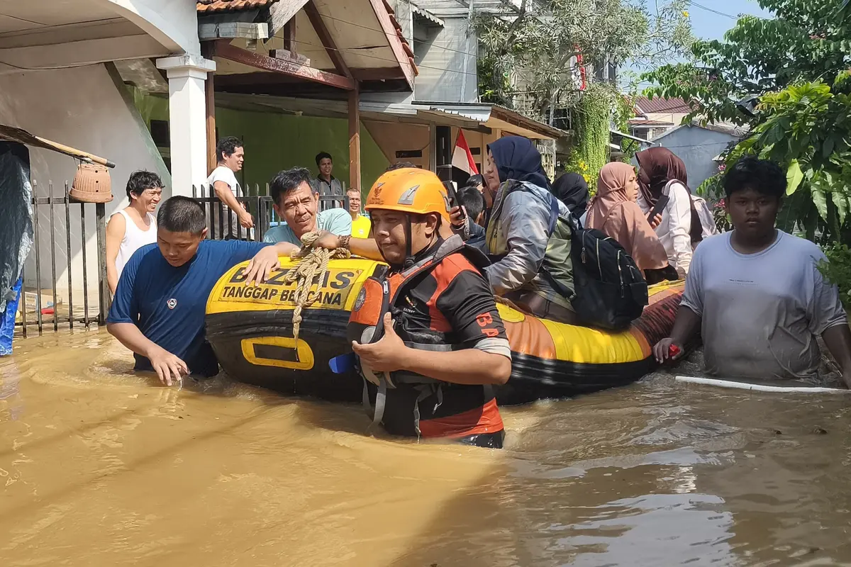 Badan Amil Zakat Nasional (BAZNAS) melalui tim BAZNAS Tanggap Bencana (BTB) bergerak cepat mengevakuasi warga terdampak banjir di Vila Pamulang, Tangerang Selatan, Banten.