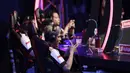 Para anggota tim e-Sports, Louvre, saat melawan ONIC pada babak final Turnamen Mobile Legends: Bang Bang Profesional League (MPL) Indonesia Season 3 di Britama Arena, Jakarta, Jumat (3/5). ONIC menang 2-0 atas Louvre. (Bola.com/Yoppy Renato)