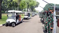 Presiden Joko Widodo atau Jokowi menyopiri golf car yang ditumpangi Wakil Presiden Ma'ruf Amin beserta Iriana dan Wury Estu Handayani saat meninjau pameran Alutsista TNI pada upacara HUT ke-76 TNI di halaman Istana Merdeka, Jakarta, Selasa (5/10/2021). (Foto: Istana Kepresidenan)