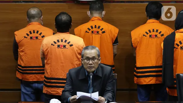 FOTO: KPK Tahan Bupati Penajam Paser Utara Abdul Gafur Mas’ud