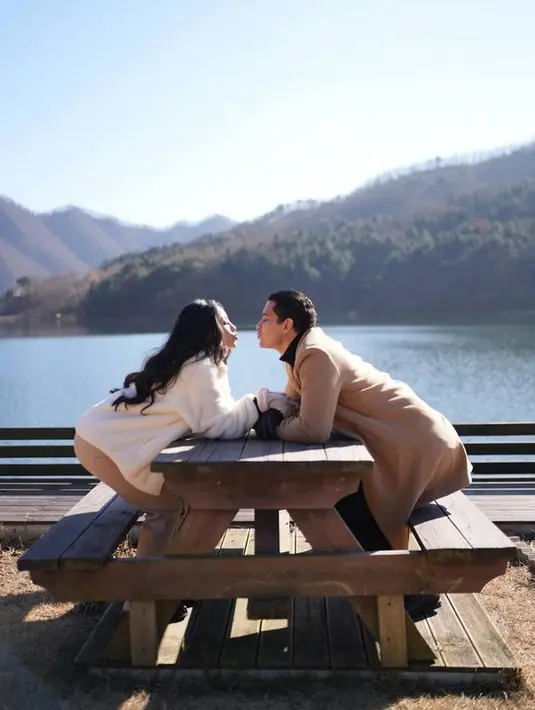 <p>Melihat kemesraan Rachel dan Salim, banyak netizen yang baper. Tidak sedikit juga netizen yang mendoakan agar pasangan ini segera menikah. [Foto: instagram.com/rachelvennya]</p>