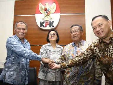 Ki-ka: Ketua KPK Agus Rahardjo, Menkeu Sri Mulyani, Menko Perekonomian Darmin Nasution dan Gubernur BI Agus Martowardojo usai penyerahan calon Dewan Komisioner OJK Periode 2017-2022 di Gedung KPK, Jakarta, Kamis (9/2). (Liputan6.com/Helmi Afandi)