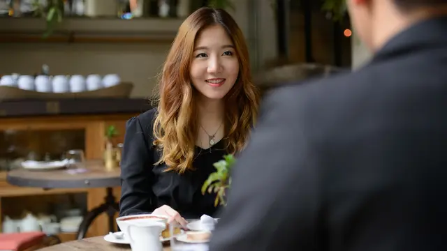 perempuan dan pasangan saling tatap