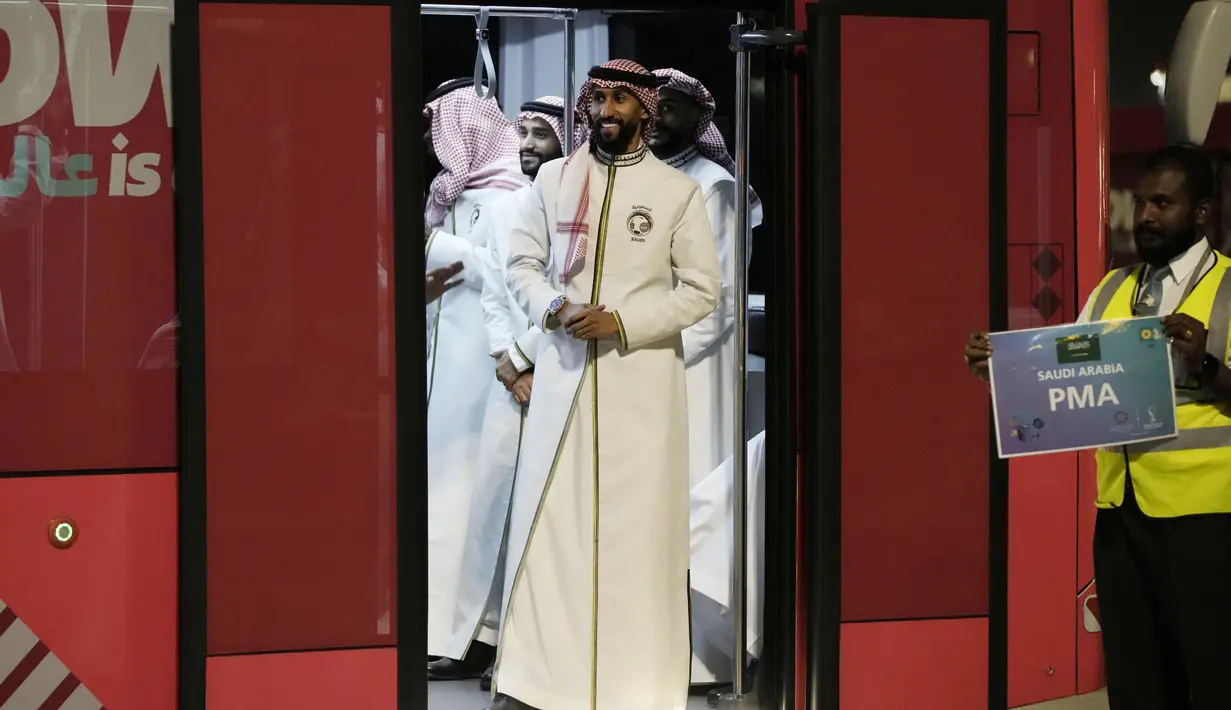 Arab Saudi punya keuntungan yakni venue Piala Dunia 2022 berada di Qatar. Cuaca yang cenderung sama seperti negara asal menjadi salah satu kemudahan bagi pemain Arab Saudi untuk beradaptasi dan berbuat banyak di ajang akbar nanti. (AP/Hassan Ammar)
