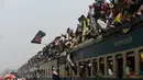 Tak hanya menaiki atap gerbong, umat Muslim Bangladesh juga terlihat berdesakan di jendela dan pintu kereta api usai mengikuti Akheri Munajat, atau doa terakhir, di Biswa Ijtema,  10 Januari 2016. (AFP PHOTO/Munir uz ZAMAN)