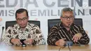 Ketua KPU, Arief Budiman (kanan) bersama Komisioner KPU, Hasyim Asyari memberi keterangan terkait putusan Bawaslu di Gedung KPU Jakarta, Selasa (6/3). KPU akan melaksanakan putusan Bawaslu terkait PBB. (Liputan6.com/Helmi Fithriansyah)