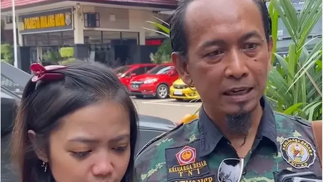 Intan (baju putih) korban pernikahan palsu di Malang