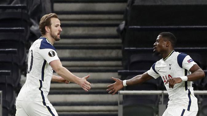 Striker Tottenham Hotspur, Harry Kane berselebrasi usai mencetak gol kedua ke gawang Dinamo Zagreb pada leg pertama babak 16 besar Liga Europa di Tottenham Hotspur Stadium, London, Inggris, Jumat (12/3/2021).Kane memborong dua gol di menit ke-25 dan ke-70. (AP Photo/Alastair Grant, Pool)