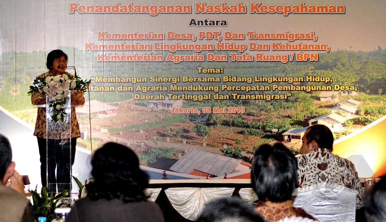 Menteri LH dan Kehutanan Siti Nurbaya memberi kata sambutan sebelum penandatangan MoU terkait pengadaan sembilan juta Hektare Lahan Transmigrasi di kantor Kementerian Desa PDDT, Jakarta, Jumat (8/5/2015). (Liputan6.com/Yoppy Renato)
