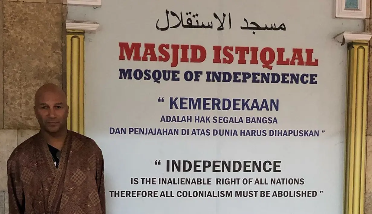 Di tempat yang sama, Tom Morello berdiri di depan tulisan yang berisi kalimat dalam paragraf pertama di Pembukaan Undang-Undang Dasar Republik Indonesia Tahun 1945 (UUD 1945). (Liputan6.com/IG/@tommorello)