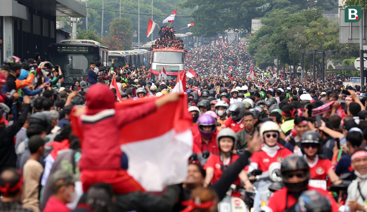 Ribuan masyarakat saat menyambut Timnas Indonesia U-22 dan kontingen Indonesia untuk SEA Games 2023 saat pawai Kira87uara yang berlangsung dari Kemenpora hingga GBK, Jakarta, Jumat (19/05/2023). (Bola.com/Bagasakra Lazuardi)