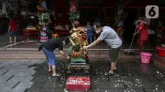 Warga membersihkan patung di Vihara Amurva Bhumi, Jakarta, Selasa (25/1/2022). Kegiatan bersih-bersih tersebut dilakukan dalam rangka menyambut perayaan Imlek 2573 Kongzili pada 1 Februari 2022 mendatang. (Liputan6.com/Johan Tallo)