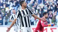 Pemain Juventus, Sami Khedira merayakan golnya ke gawang Sassuolo pada lajutan Serie A di Allianz Stadium, Turin (4/2/2018). Juventus menang 7-0. (Alessandro Di Marco/ANSA via AP)