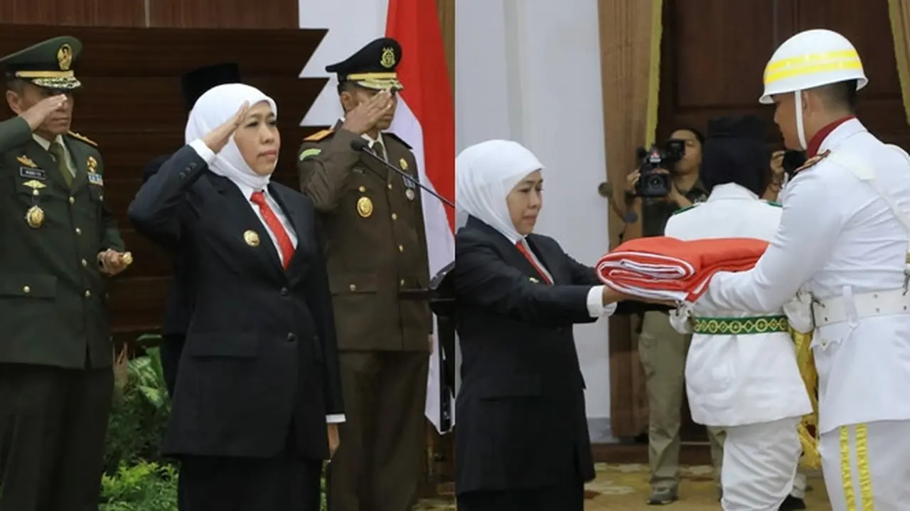 Potret Gubernur Khofifah Kukuhkan 76 Personel Paskibraka Jawa Timur