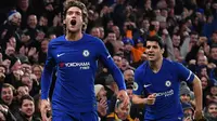 Pemain Chelsea, Marcos Alonso (kiri) merayakan gol bersama rekannya Alvaro Morata saat melawan Brighton pada laga Premier League di Stamford Bridge, London, (26/12/2017). Chelsea menang 2-0. (AFP/Ben Stansall)