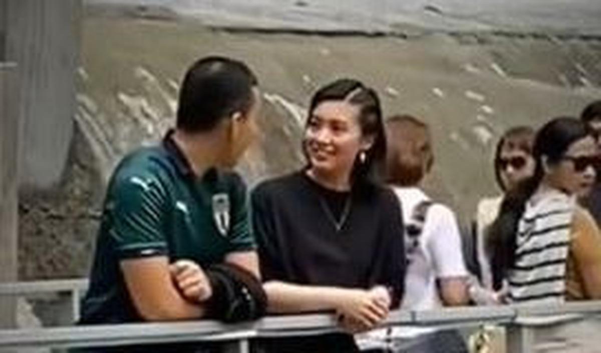 Dalam video tersebut, Angela bersama dengan Iptu Hafiz berada di sebuah jembatan dan tengah mengobrol santai berdua.