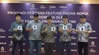 Erajaya Group memproduksi feature phone Nokia di Semarang, tepatnya di fasilitas manufaktur milik PT Bangga Teknologi Indonesia. (Ki-ka): Cobben, General Manager PT Bangga Teknologi Indonesia; Syaiful Hayat, Direktur Erajaya; Ali Murtopo Simbolon, Direktur Industri Elektronika dan Telematika (IET) Kementerian Perindustrian RI; Hero Tjokroardi, General Manager HMD Indonesia; dan Herman Wong, Chief Merchandise &amp; Planning Erajaya Group. (Foto: Erajaya Group).