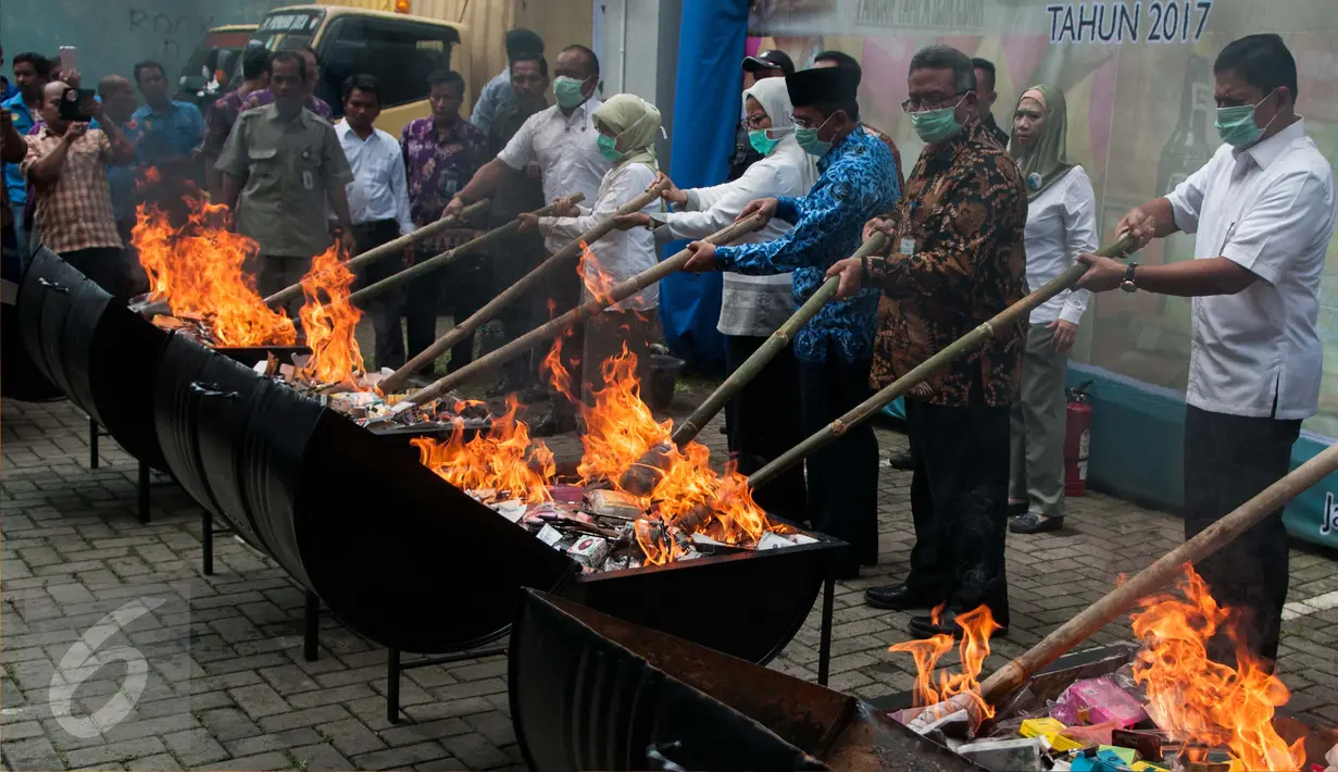 Badan POM memusnahkan obat dan makanan ilegal hasil pengawasan Balai Besar POM (BBPOM) di Jakarta, Selasa (2/5). Produk yang dimusnahkan merupakan hasil pengawasan rutin oleh BBPOM di Jakarta selama tahun 2015-2016. (Liputan6.com/Gempur M Surya)