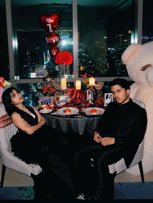Fuji dan Thariq Halilintar tengah melakukan makan malam romantis di sebuah restoran. Keduanya tampil dengan gaya yang tak biasa. (Foto: Instagram/@fuji_an)