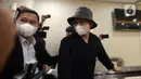 Indra Kesuma alias Indra Kenz (kanan) tiba di Gedung Bareskrim, Jakarta, Kamis (24/2/2022). Indra Kenz menjalani pemeriksaan terkait kasus dugaan penipuan investasi bodong aplikasi trading binary option Binomo. (merdeka.com/Imam Buhori)